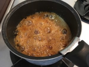 小鍋で煮詰めるメープルシロップ