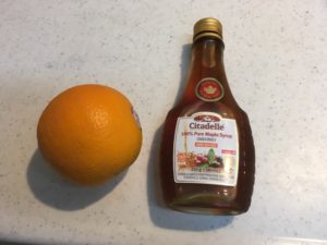 オレンジ1個とメープルシロップ