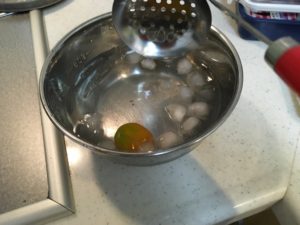 湯に入れたミニトマトを氷水に入れる
