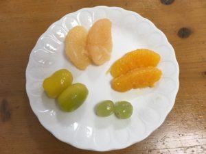 皿に盛ったメープルシロップ漬け4種（ミニトマト・ぶどう・オレンジ・グレープフルーツ）