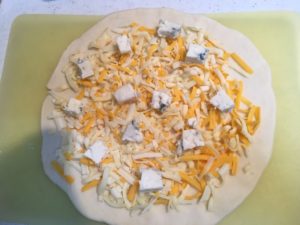 チーズを散らしたピザ生地