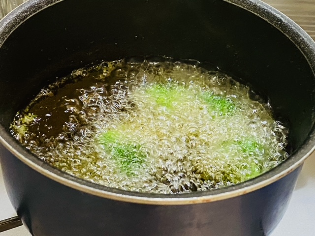 ブロッコリーを油で揚げる