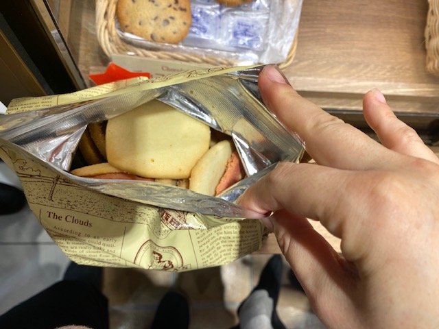 ステラおばさんの詰め放題のクッキーを詰めた袋