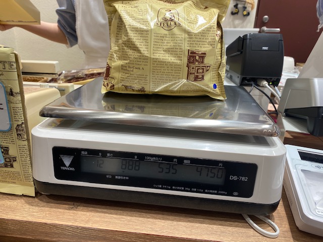 ステラおばさんのクッキー詰め放題の袋の重さをはかるところ